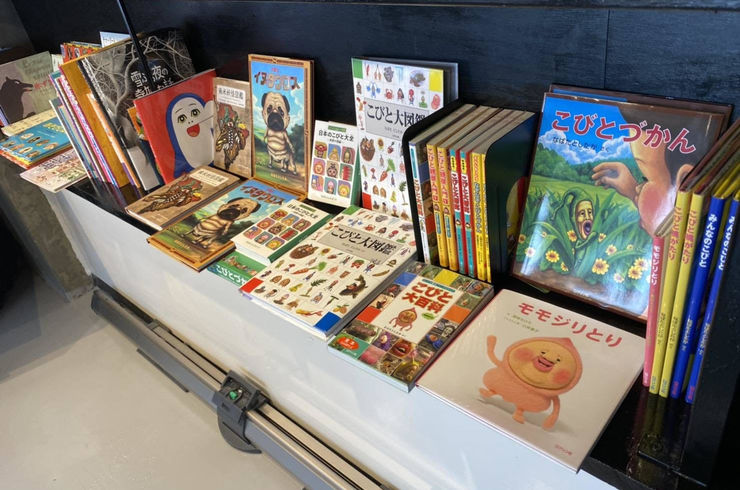 カフェ　バー　ダイニングバー　学芸大学駅　ロクリン社　こびとづかん　絵本　図書館　貸出し　無料